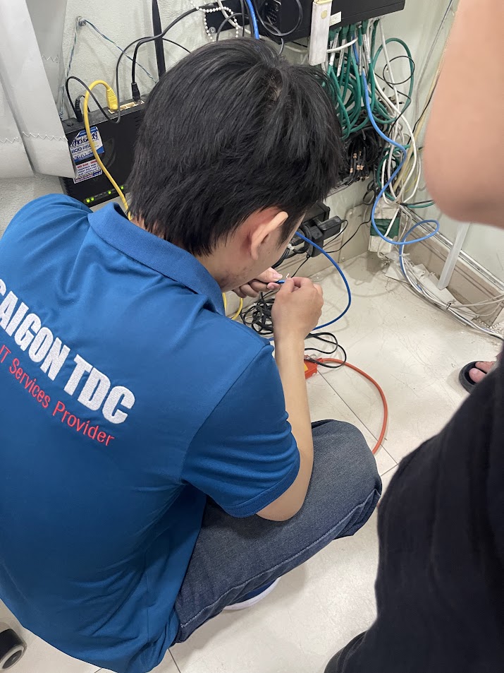 Hệ thống máy chủ server vật lý cũ tiêu tốn điện năng và có nguy cơ hỏng ổ cứng trước khi nâng cấp