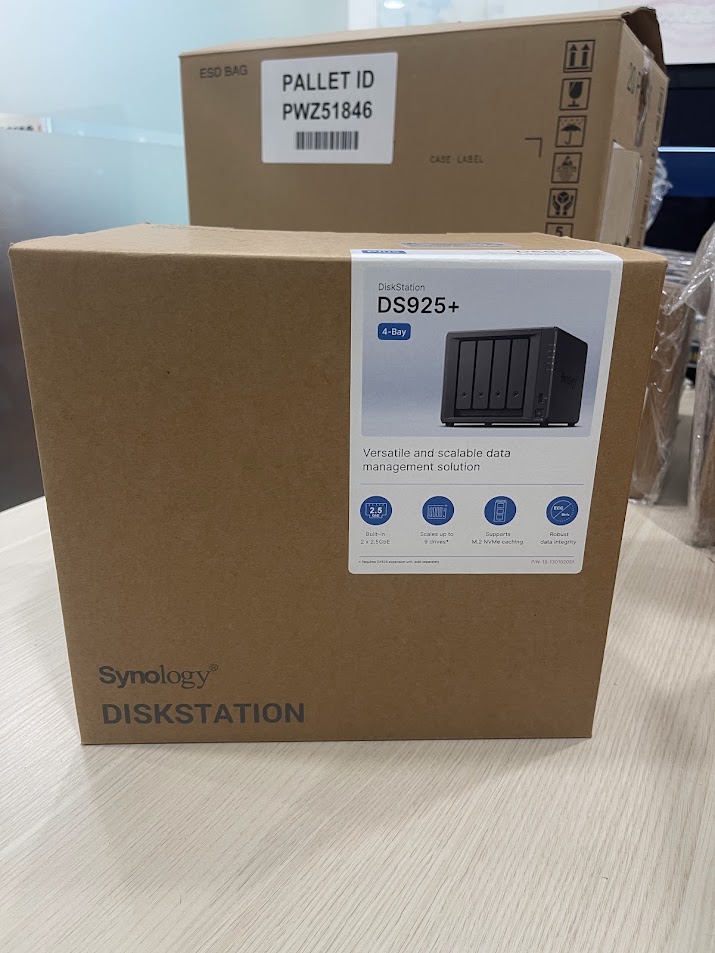 Kỹ thuật viên Saigon TDC tiến hành lắp ráp và kiểm tra khay ổ cứng chuyên dụng cho thiết bị NAS Synology