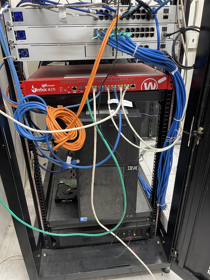 Phòng server doanh nghiệp với hệ thống tủ rack và dây cáp mạng gọn gàng sau khi được Saigon TDC hoàn thiện