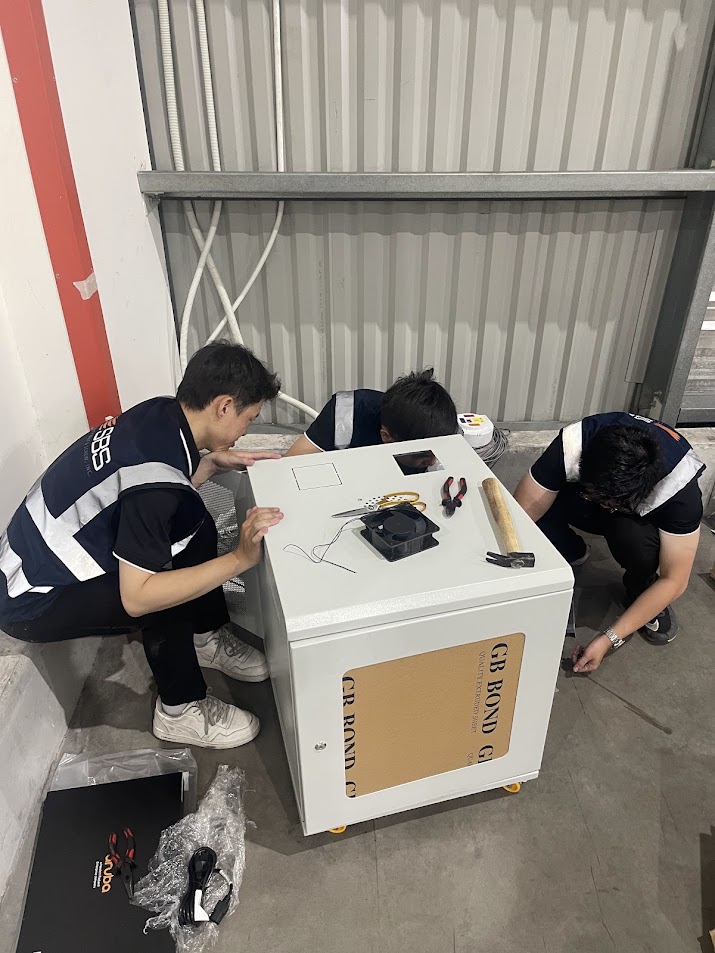 Kỹ thuật viên Saigon TDC tỉ mỉ bấm cáp và đấu nối thanh Patch Panel trong tủ rack mạng doanh nghiệp