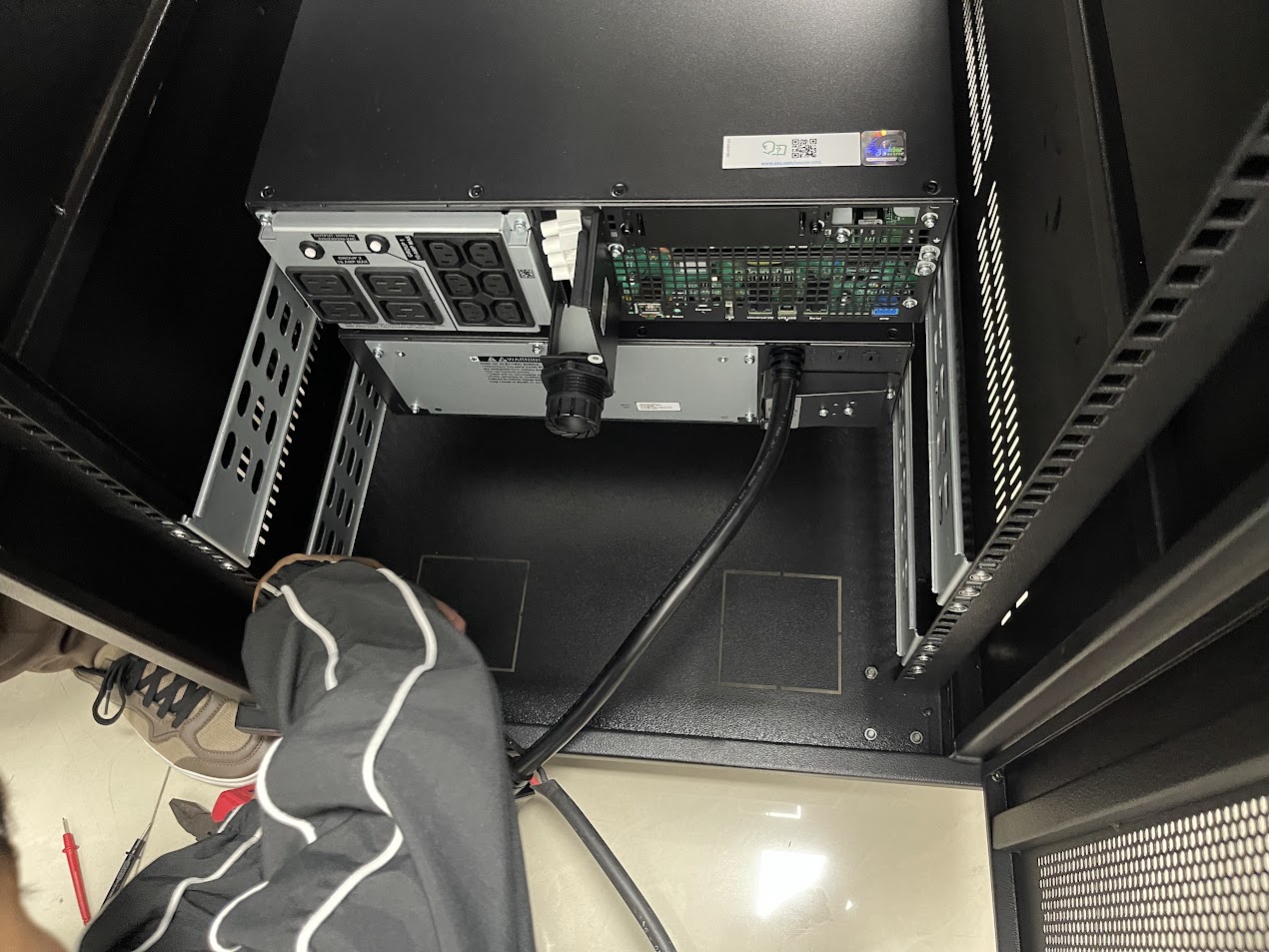 Hệ thống dây cáp mạng và thanh đấu nối Patch Panel chuẩn hóa bên trong tủ Rack văn phòng do Saigon TDC thi công