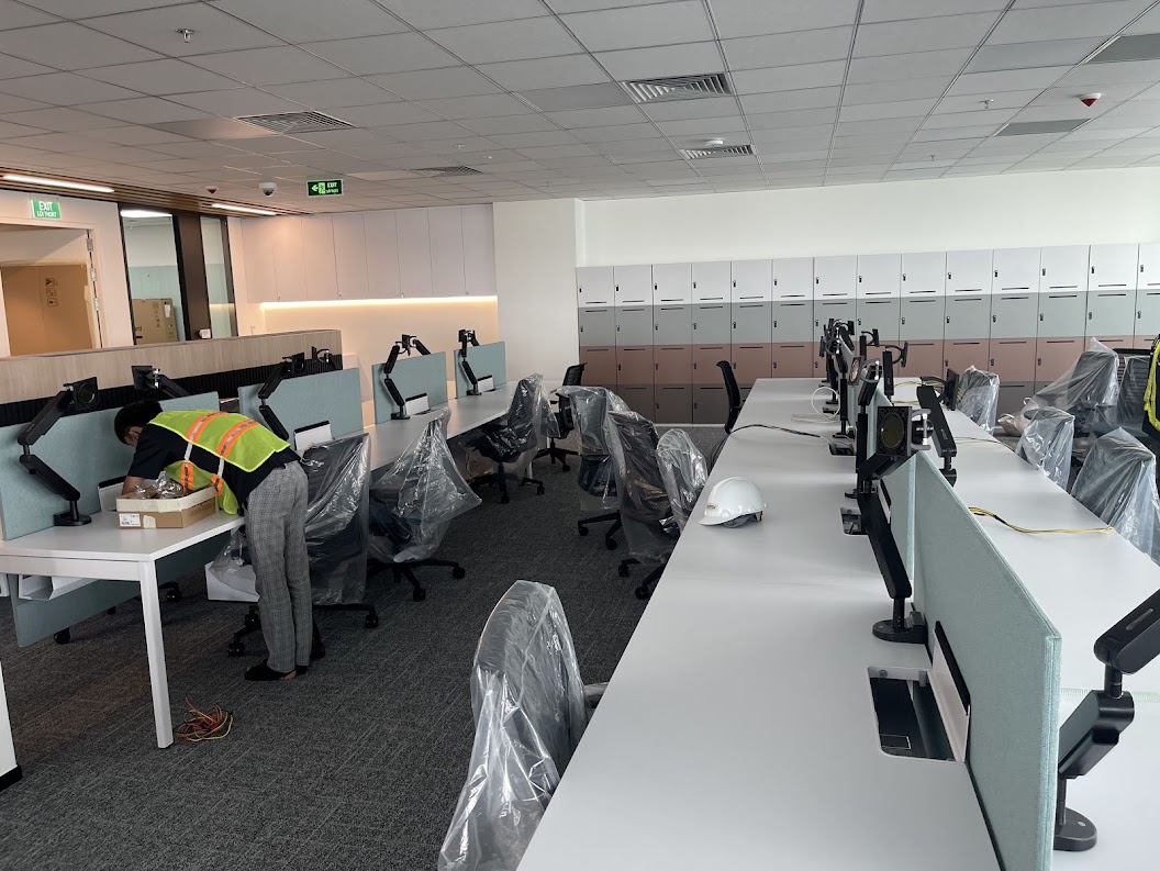 Kỹ thuật viên IT Helpdesk Saigon TDC hỗ trợ trực tiếp người dùng văn phòng xử lý sự cố máy tính và phần mềm