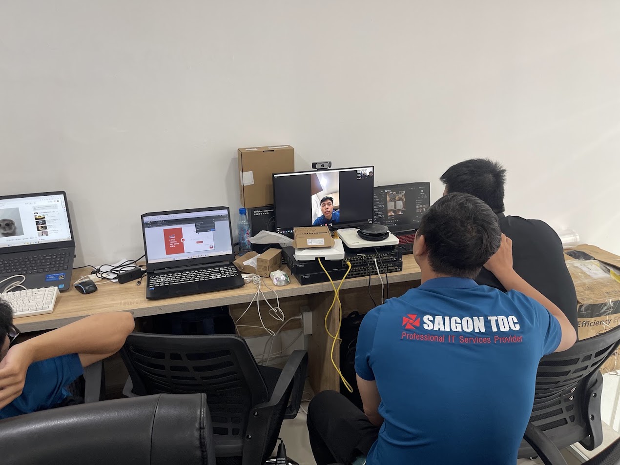 Kỹ sư SaiGon TDC kiểm tra tính tương thích và bảo mật của bản cập nhật Windows 11 26H2 tại phòng kỹ thuật